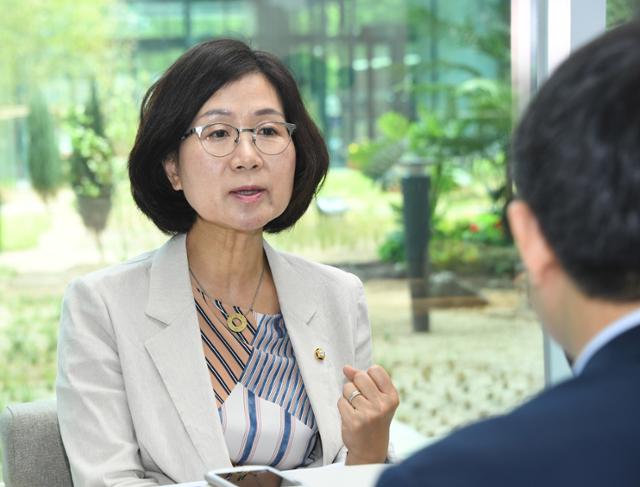 권인숙 더불어민주당 의원이 5월 4일 한국일보와의 인터뷰에서 1호 법안인 '온라인 그루밍 처벌법'에 대해 이야기하고 있다. 오대근 기자