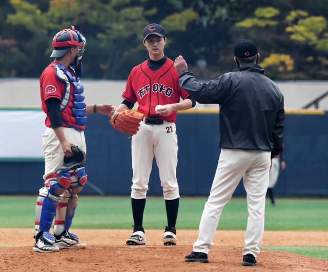 제48회 봉황대기 전국고교 야구대회 개막일인 16일 서울 양천구 목동야구장에서 열린 중앙고-강원고 경기에 중앙고 두번째 투수인 오광민 선수가 서효인 감독의 지시를 듣고 있다. 홍인기 기자