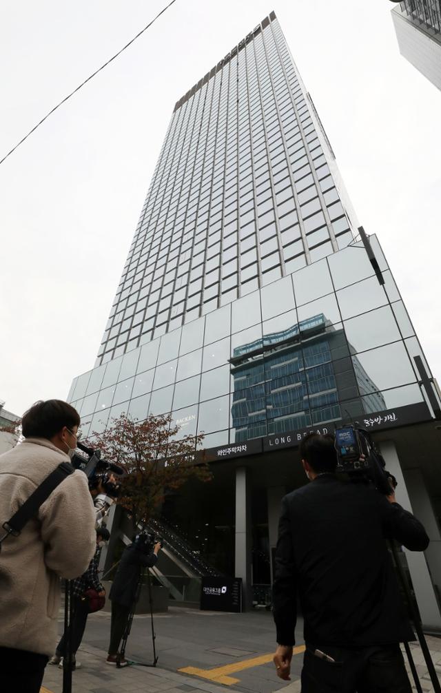 옵티머스자산운용 펀드 사기 사건을 수사 중인 검찰이 한국방송통신전파진흥원 경인본부와 대신증권 본사 등을 압수수색한 16일 오후 서울 중구 대신증권 본사 앞에서 방송사들이 취재하고 있다. 뉴시스