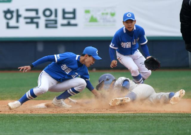 제 48회 봉황대기 전국고교 야구대회 개막일인 16일 서울 양천구 목동야구장에서 경기항공고-청원고의 경기 8회초 1사 1루에 경기공항고 방건하 선수가 2루에서 태그 아웃되고 있다. 홍인기 기자