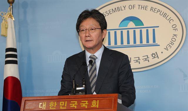 2월 9일 유승민 새로운보수당 보수재건위원장이 국회 정론관에서 기자회견을 열고 자유한국당과 신설합당을 추진하고 개혁보수를 위해 총선에 불출마하겠다고 말하고 있다. 연합뉴스