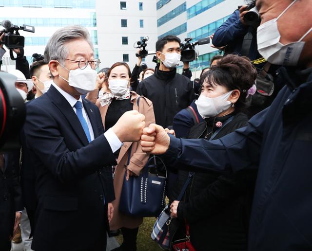 공직선거법 위반 등 혐의로 불구속기소돼 파기환송심서 무죄 선고를 받은 이재명 경기도지사가 16일 오전 경기도 수원시 영통구 수원고등법원에서 열린 파기환송심 선고 공판을 마치고 지지자들과 인사를 나누고 있다. 뉴스1