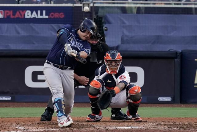 최지만이 16일 MLB ALCS 5차전에서 극적인 동점 홈런을 치고 있다. AP 연합뉴스.