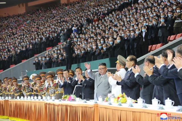 김정은 북한 국무위원장이 11일 평양 5월1일 경기장에서 노동당 창건 75주년을 기념하는 대집단체조와 예술공연 '위대한 향도'를 관람했다고 조선중앙통신이 보도했다. 연합뉴스