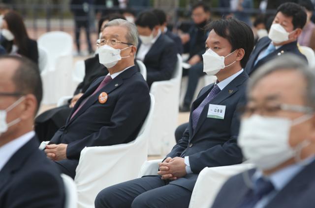 김종인 국민의힘 비상대책위원장(왼쪽부터), 김종철 정의당 대표가 16일 오전 부산 금정구 부산대학교 넉넉한터에서 열린 부마민주항쟁 기념식에 참석해 기념사를 듣고 있다. 뉴스1