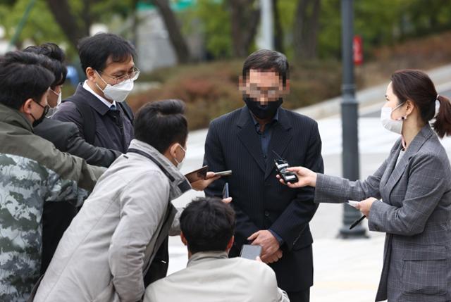 고(故) 김홍영 검사에게 폭언·폭행을 한 전직 부장검사의 수사·기소 타당성을 검토하는 검찰수사심의위원회가 열리는 16일 오후 서초동 대검찰청으로 김 검사의 아버지가 의견서 제출을 위해 들어가기 전 취재진의 질문에 답하고 있다. 연합뉴스