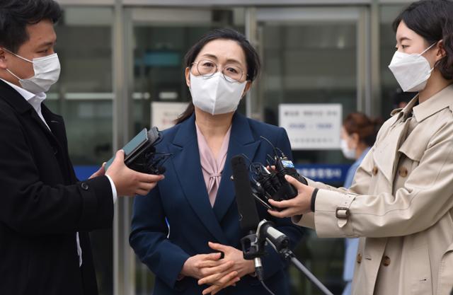 은수미 성남시장이 16일 경기 수원고등법원에서 열린 정치자금법 파기환송심 선고 공판을 마치고 취재진의 질문에 답변하고 있다. 뉴시스