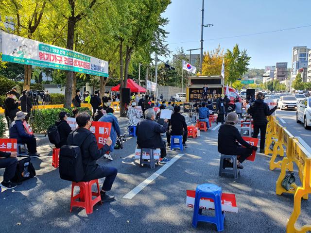 17일 오후 2시 서울 종로구 적선동 인근에서 보수시민단체 '자유연대' 주최로 '현 정권 규탄 및 법무부 장관 직권 남용 규탄 집회' 가 열리고 있다. 김정현 기자