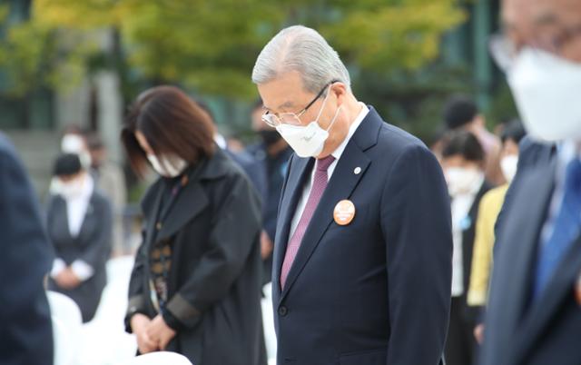 김종인 국민의힘 비상대책위원장이 16일 부산시 부산대학교에서 열린 부마민주항쟁 41주년 국가기념식에 참석해 묵념하고 있다. 연합뉴스