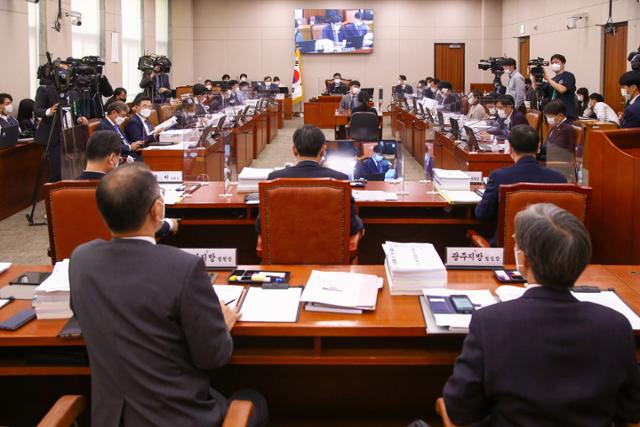 지난 13일 국회 법제사법위원회 전체회의실에서 대전·청주·광주·전주·제주 지법 및 지검에 대한 국정감사가 진행되고 있다. 오대근 기자