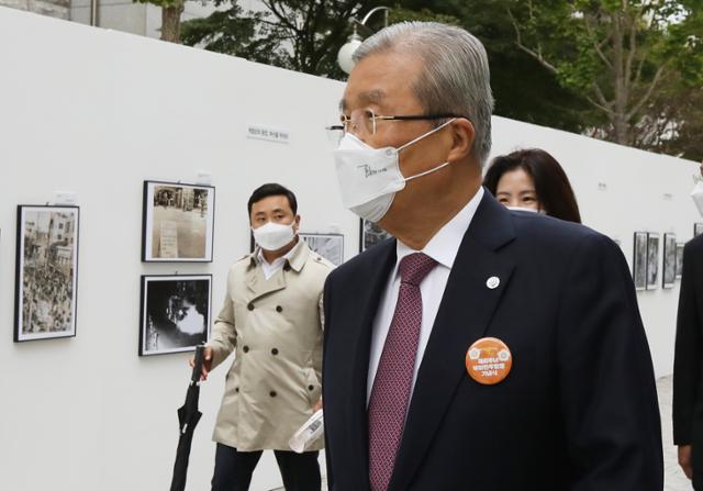 김종인 국민의힘 비상대책위원장이 16일 오전 부산 금정구 부산대학교 넉넉한터에서 열린 부마민주항쟁 기념식 참석 후 전시회를 보며 차량으로 향하고 있다. 부산=뉴스1