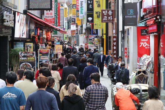 직장인들이 '사회적 거리두기' 1단계 전환 사흘째인 14일 서울 명동 거리를 지나고 있다. 연합뉴스