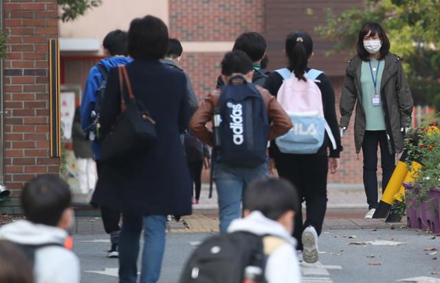 사회적 거리두기가 1단계로 하향 조정된 가운데 12일 서울 노원구에서 초등학생들이 등교를 하고 있다. 교육부는 사회적 거리두기가 1단계로 완화됨에 따라 전국의 유치원 및 초중고등학교 등교 인원을 19일부터 재학생 3분의 2 이내로 완화하기로 했다. 뉴스1