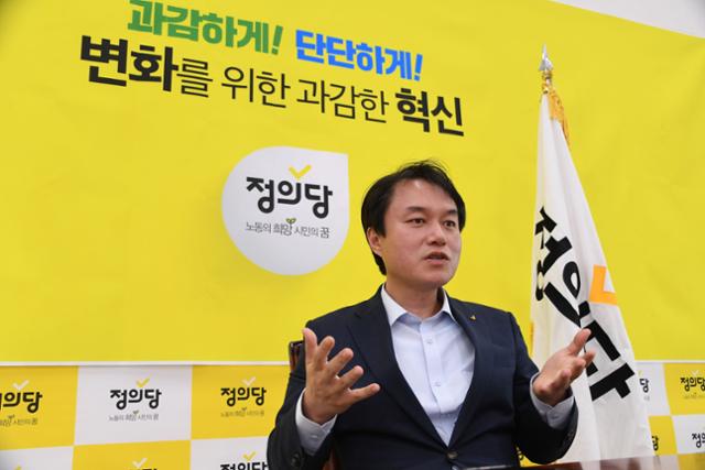 김종철 정의당 대표가 18일 국회에서 한국일보와 인터뷰하며 진보정당의 제2세대로서의 역할을 설명하고 있다. 오대근 기자