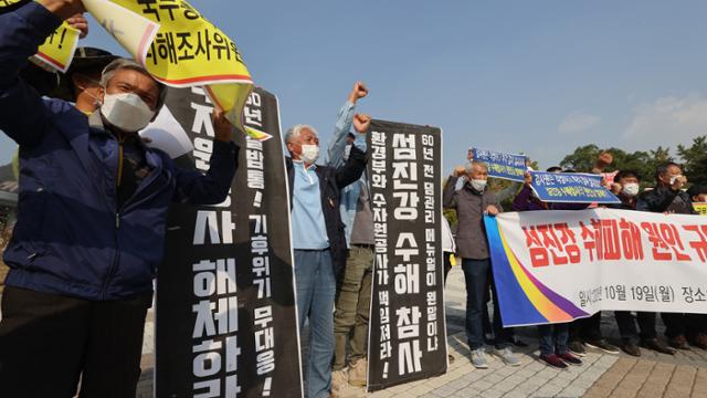 전남 구례 주민들이 19일 오후 청와대 앞에서 수해 원인 규명과 100% 배상을 촉구하는 기자회견을 하고 있다. 연합뉴스