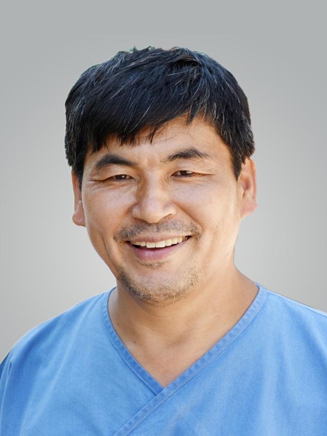 아산산 의료봉사상을 수상한 민형래(54) 원장