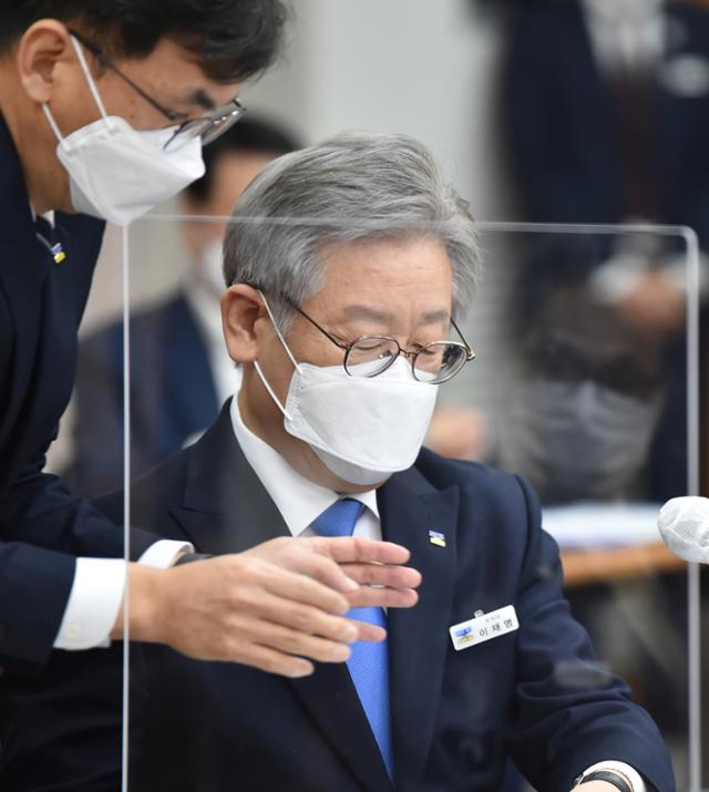 이재명 경기도지사가 19일 오전 경기도 수원시 팔달구 경기도청에서 열린 국회 행정안전위원회의 경기도에 대한 국정감사에서 자료를 준비하고 있다. 사진공동취재단