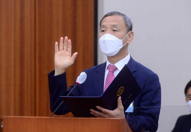 김학규 한국감정원장이 19일 서울 여의도 국회에서 열린 국토교통위원회의 한국감정원 등에 대한 국정감사에서 선서를 하고 있다. (공동취재사진)