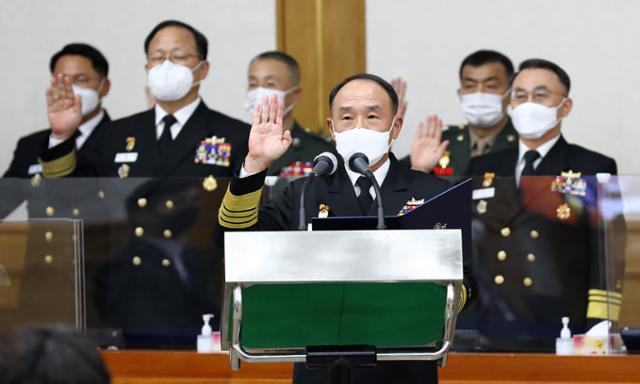 15일 오후 충남 계룡대에서 열린 국회 국방위원회의 해군본부에 대한 국정감사에서 부석종(맨앞 가운데)해군참모총장이 증인선서를 하고 있다. 맨 오른쪽은 이종호 해군 작전사령관. 국방일보