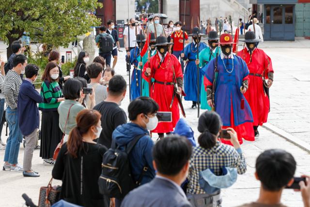 추석 연휴 마지막 날인 4일 서울 종로구 경복궁에서 수문장 교대식이 진행되고 있다. 뉴스1