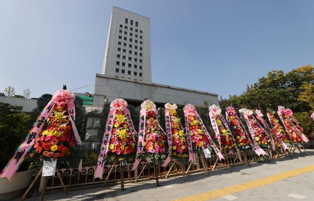 20일 오후 서울 서초구 대검찰청 정문 앞에 검찰 응원 화환이 놓여있다. 연합뉴스