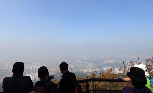 서울 등 수도권 미세먼지 농도가 '나쁨' 수준을 보인 20일 경기도 광주시 남한산성에서 바라본 서울 송파, 강남구 일대 하늘에 미세먼지가 드리워져 있다. 연합뉴스