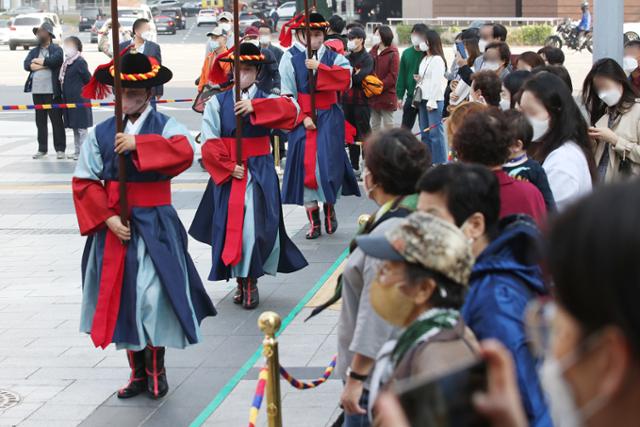 신종 코로나바이러스 감염증(코로나19) 사태로 중단했던 덕수궁 왕궁수문장 교대의식이 20일부터 서울 중구 덕수궁 대한문 앞에서 재개되고 있다. 수문장 교대의식은 올해 2월 1일부터 10월 19일까지 262일간 중단했다. 연합뉴스