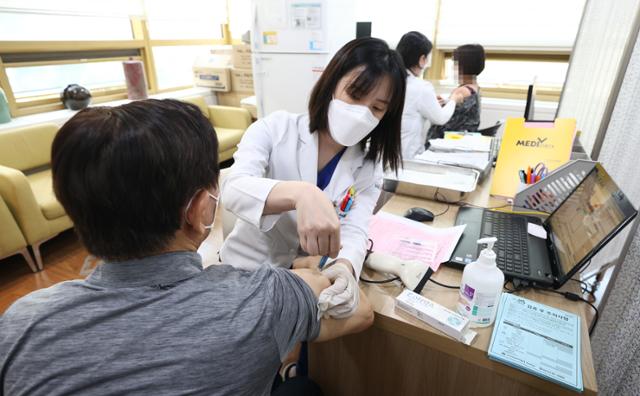 한 시민이 19일 서울 송파구 한국건강관리협회 건강증진의원 서울강남지부에서 독감 예방접종을 받고 있다. 연합뉴스