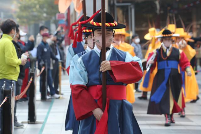 신종 코로나바이러스 감염증(코로나19) 사태로 중단했던 덕수궁 왕궁수문장 교대의식이 20일부터 재개되고 있다. 수문장 교대의식은 올해 2월 1일부터 10월 19일까지 262일간 중단했다. 연합뉴스