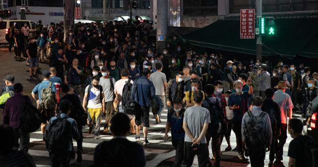 지난 8월 서울 구로구 남구로역 인근 인력시장에서 일용직 근로자들이 일거리를 구하기 위해 움직이고 있다. 뉴스1