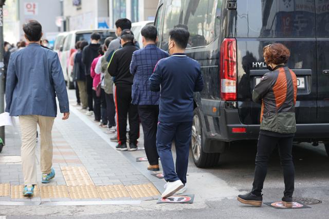 20일 오후 서울 강서구 한국건강관리협회 서울서부지부에서 시민들이 독감 예방 접종을 위해 건물 밖까지 줄을 서 있다. 그러나 전문가들은 고령자들이 장시간 줄을 선 후 예방접종을 하는 것은 몸에 무리가 갈 수 있다고 지적한다. 보건당국도 "시행 초기 며칠은 가급적 피하고 사전 예약을 하고 방문하라"고 권고하고 있다. 연합뉴스