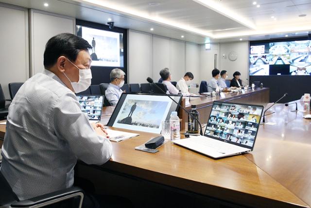 신동빈 롯데그룹 회장이 일본 출국 전인 7월 14일 서울 송파구 롯데월드타워에서 온라인으로 경영진들의 보고를 받고 있다. 롯데그롭 제공