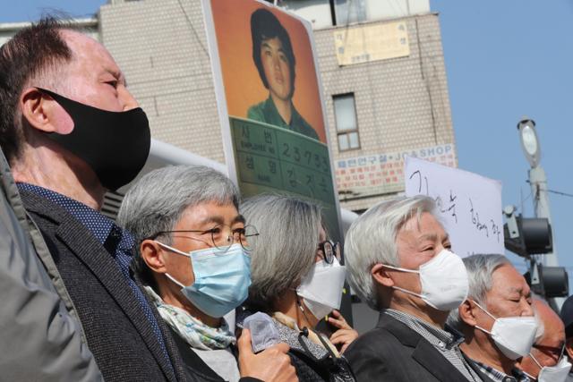 '한진중공업 해고자' 김진숙 씨가 20일 서울시 종로구 청계천 전태일다리에서 열린 `한진중공업 해고자 복직 촉구' 기자회견에서 본인의 복직을 촉구하는 발언을 하고 있다. 연합뉴스