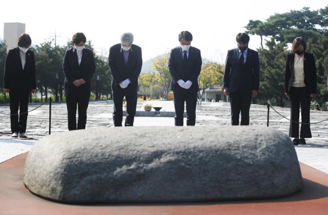 김종철 정의당 대표(오른쪽 세번째), 노창섭 경남도당위원장(오른쪽 네번째)와 주요당직자들이 20일 오후 경남 김해시 봉하마을 고 노무현 전 대통령 묘역을 찾아 묵념하고 있다. 부산=뉴스1