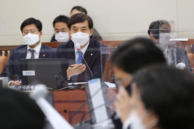 이주열 한국은행 총재가 지난 16일 서울 여의도 국회 기획재정위원회에서 의원들의 질문에 답하고 있다. 이 총재는 "한국은행의 CBDC 연구 속도나 앞으로의 추진 계획을 보면 다른 나라보다 뒤처지지 않았다"고 밝혔다. 뉴스1