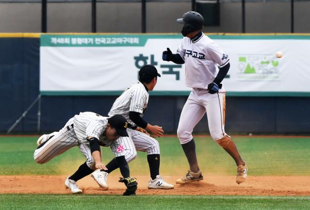 제48회 봉황대기 전국고교야구대회 예선 6일째인 21일 서울 양천구 목동구장에서 열린 대구고와 비봉고 경기서 7회초 2사 1루에 대구고 이로운 타석 때 주자 이한서가 2루 도루에 성공하고 있다. 홍인기 기자