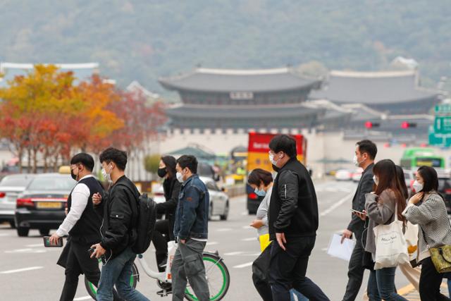 21일 오전 서울 광화문 네거리에서 시민들이 출근하고 있다. 뉴스1