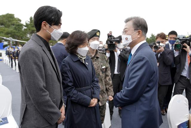 문재인 대통령이 21일 충남 아산시 경찰인재개발원에서 열린 제75주년 경찰의 날 기념식을 마친 뒤 춘천 의암호 선박 전복사고로 순직한 고(故) 이종우 경감 유족을 위로하고 있다. 청와대사진기자단 / 아산=왕태석 선임기자