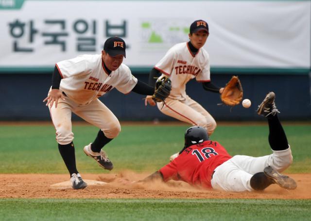 제48회 봉황대기 전국고교야구대회 예선 6일째인 21일 서울 양천구 목동구장에서 열린 부산공고와 중앙고 경기서 8회말 2사 2루에 중앙고 주자 최준서가 2루 도루에 성공하고 있다. 홍인기 기자