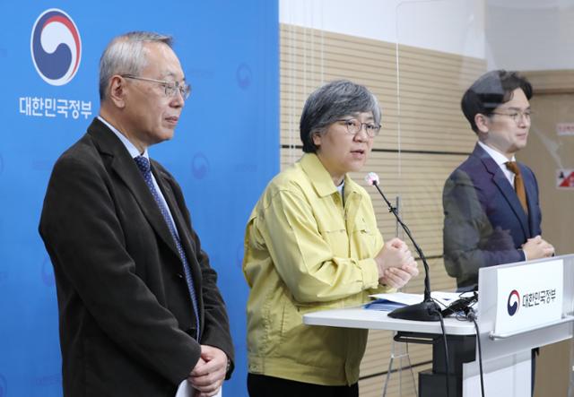 정은경 중앙방역대책본부장(질병관리청장, 가운데)과 김중곤 교수(예방접종 피해조사반장, 서울의료원 소아청소년과장)이 21일 오후 충북 청주시 질병관리청에서 인플루엔자(독감) 예방접종 사업과 관련한 브리핑에서 취재진의 질문에 답변하고 있다. 청주=연합뉴스