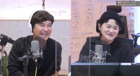 임창정(왼쪽)이 MBC FM4U '정오의 희망곡 김신영입니다'에서 전영록에 대해 이야기했다. 보이는 라디오 캡처