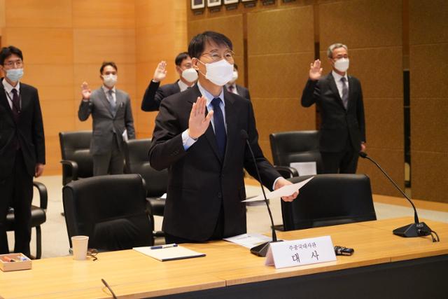 장하성 주중대사가 21일 화상으로 진행된 국정감사에서 선서하고 있다. 베이징특파원단