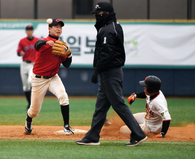 제48회 봉황대기 전국고교야구대회 예선 6일째인 21일 서울 양천구 목동구장에서 열린 부산공고와 중앙고 경기서 5회초 1사 1루에 부산공고 주자 임진욱이 박준우 내야땅볼에 2루에서 아웃되고 있다. 홍인기 기자