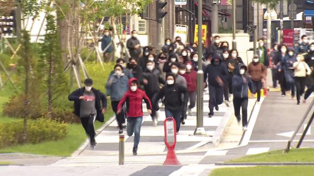 14일 경기 수원시 수원지방법원 앞에서 이만희 신천지 총회장 재판의 방청권을 얻기 위한 신도 등이 전력질주를 하고 있다. CBS 노컷뉴스 제공