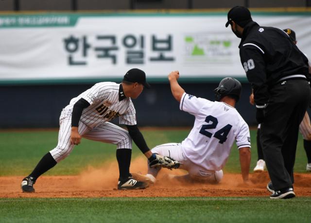 제48회 봉황대기 전국고교야구대회 예선 6일째인 21일 서울 양천구 목동구장에서 열린 대구고와 비봉고 경기서 4회초 1사 1루에 대구고 이로운 타석 때 주자 두정민이 2루 도루에 성공하고 있다. 홍인기 기자