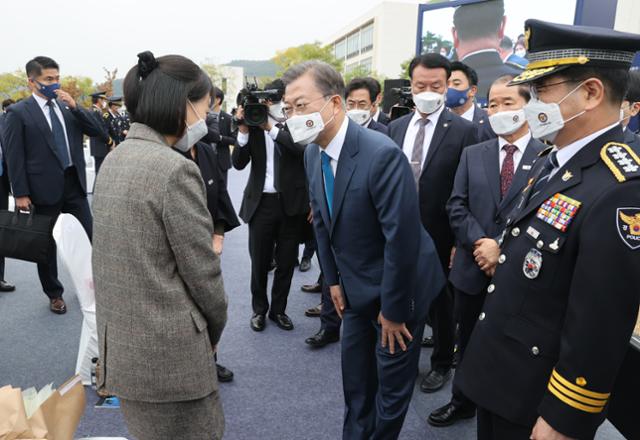 문재인 대통령이 21일 충남 아산시 경찰인재개발원에서 열린 제75주년 경찰의 날 기념식을 마친 뒤 '올해의 경찰영웅'으로 현양된 고 유재국 경위의 유족을 위로하고 있다. 고 유재국 경위는 한강경찰대 소속 수상구조요원으로 지난 2월 한강에서 투신자를 수색하던 중 순직했다. 아산=연합뉴스