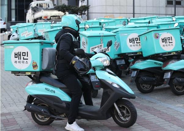 2월 5일 서울 강남구 배민라이더스 남부센터에서 한 라이더가 오토바이를 타고 배달에 나서고 있다. 뉴스1