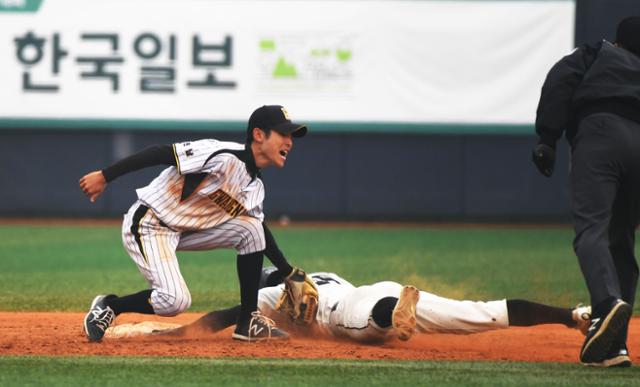 22일 목동야구장에서 열린 제48회 봉황대기 전국고교야구대회 광남고-인상고 경기에서 인상고 박성윤이 6회말 2루 도루에 성공하고 있다. 광남고 유격수는 서형우. 고영권 기자