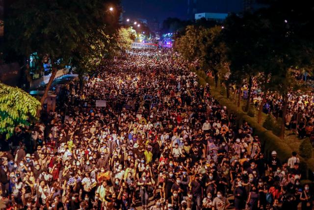 태국 시위대가 21일 방콕 정부청사 인근에서 거리행진을 벌이고 있다. 방콕=AP 연합뉴스