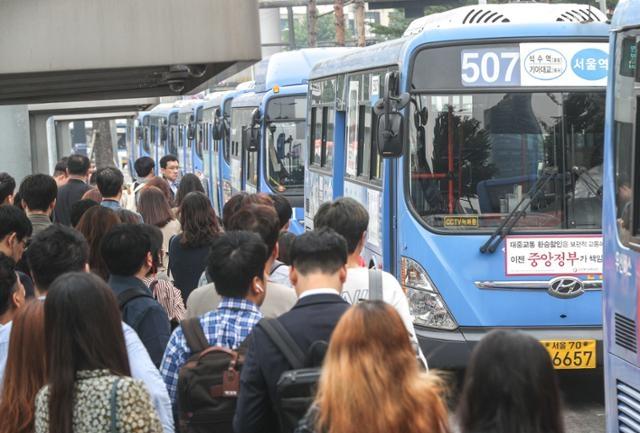 지난해 5월 15일 오전 서울 중구 서울역 버스종합환승센터 주변에서 버스가 운행되고 있다. 뉴스1